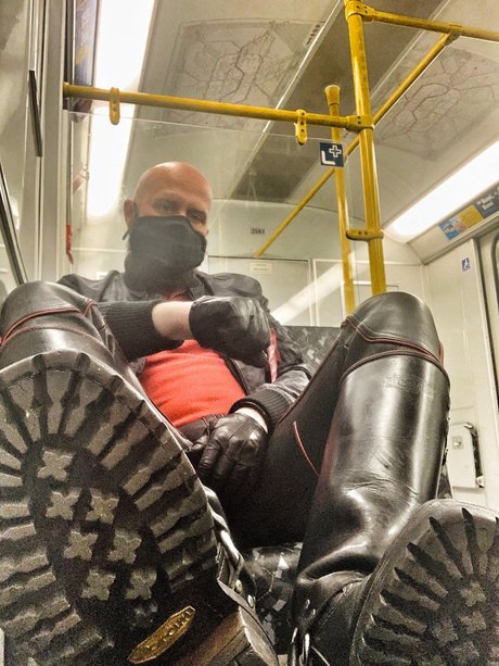 Naakte gelekte OnlyFans-foto van Blackleder