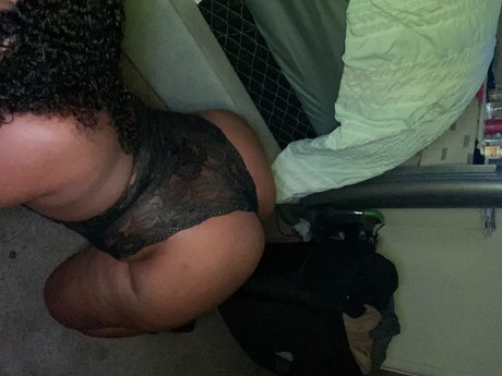 Naakte gelekte OnlyFans-foto van Maskedupfiji