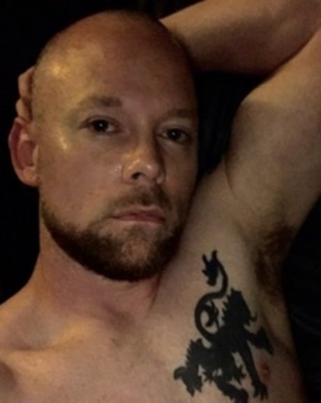 Naakte gelekte OnlyFans-foto van Meetmeinthelou