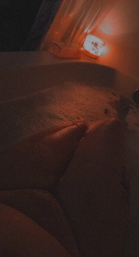 Naakte gelekte OnlyFans-foto van Mia