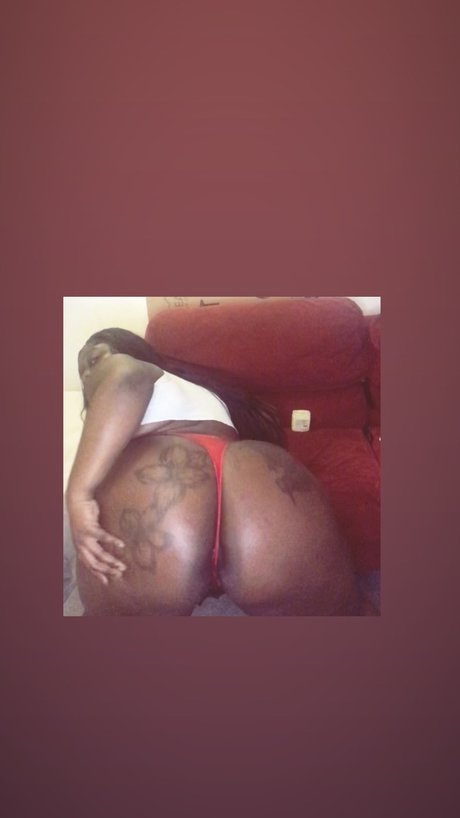 Naakte gelekte OnlyFans-foto van Blacmommi
