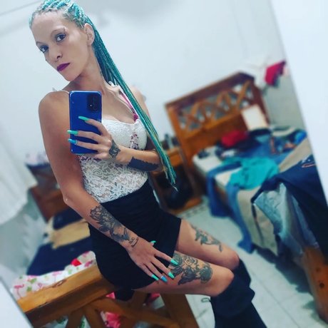 Naakte gelekte OnlyFans-foto van La Bebecita Queen