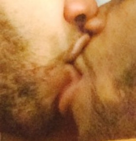Naakte gelekte OnlyFans-foto van Married Geminis
