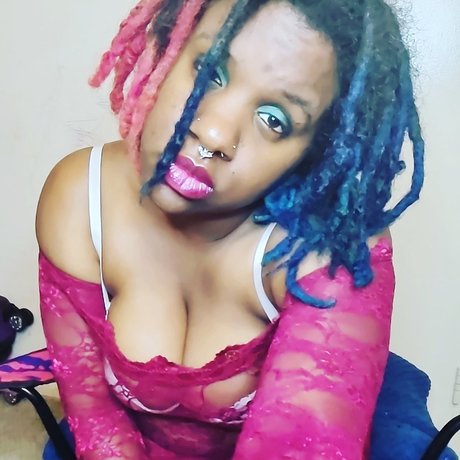 Naakte gelekte OnlyFans-foto van Beautiful Monarch
