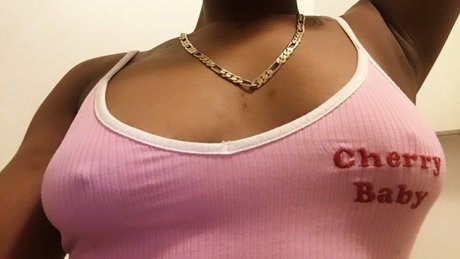 Naakte gelekte OnlyFans-foto van Azia