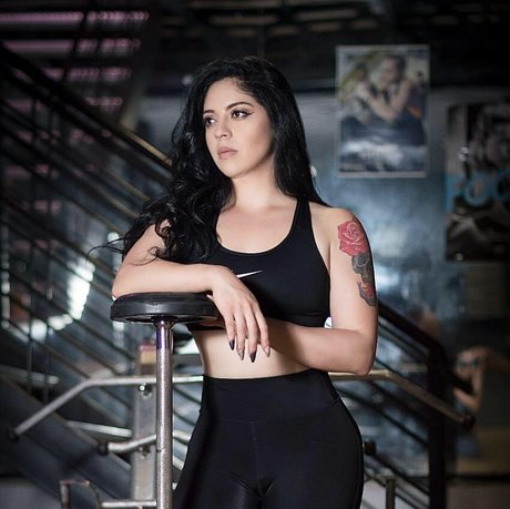 Naakte gelekte OnlyFans-foto van Black Rose