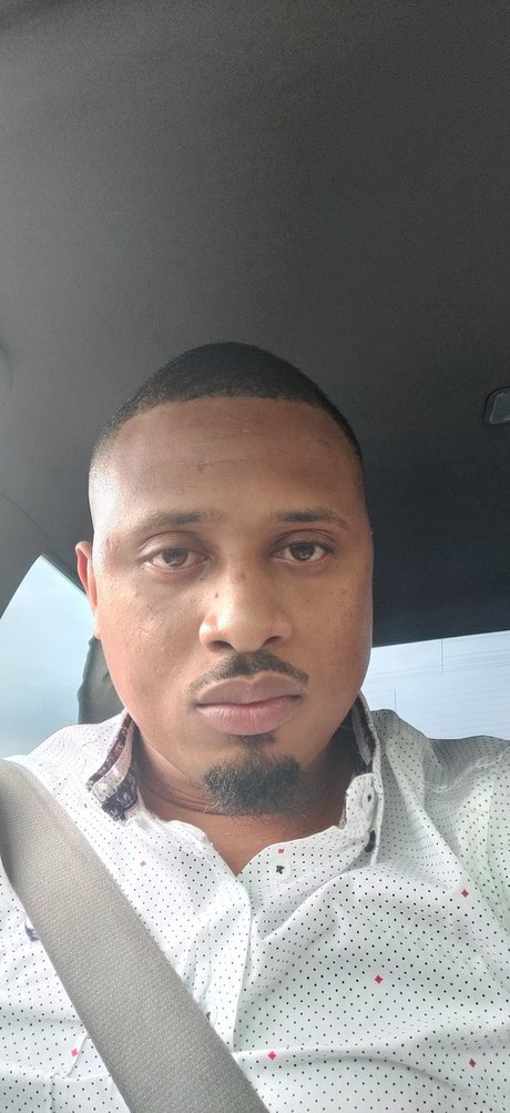 Naakte gelekte OnlyFans-foto van Nino Brown