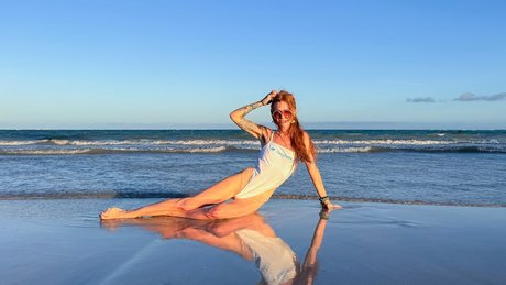 Naakte gelekte OnlyFans-foto van Meditate With Meg