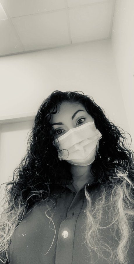 Naakte gelekte OnlyFans-foto van Medicbaby