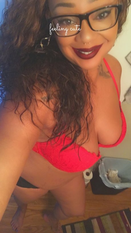 Naakte gelekte OnlyFans-foto van Kiki Not Kinky