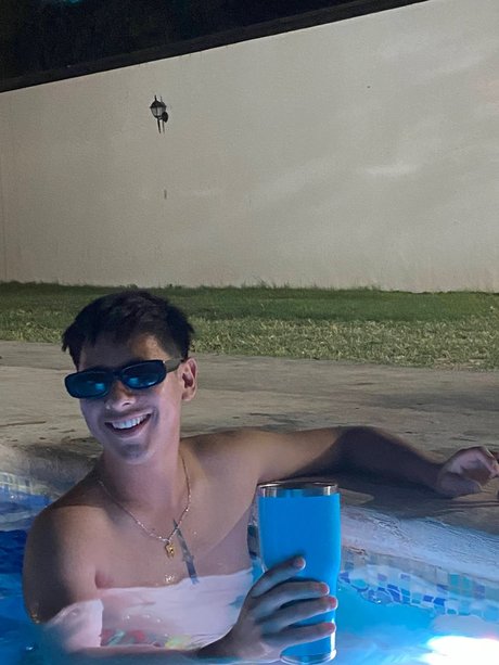 Naakte gelekte OnlyFans-foto van   