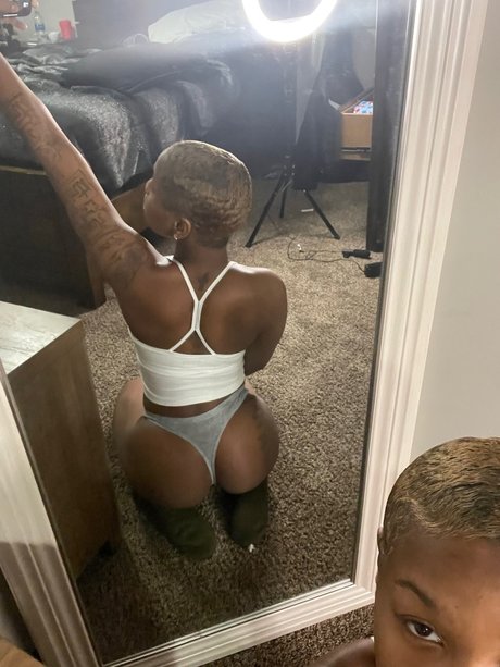 Naakte gelekte OnlyFans-foto van Sheilah Grey