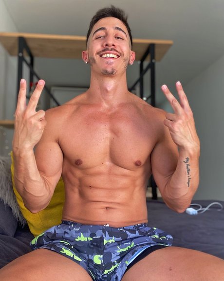 Naakte gelekte OnlyFans-foto van Joan Wolfie  0  