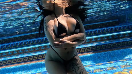 Naakte gelekte OnlyFans-foto van Kat