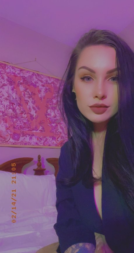 Naakte gelekte OnlyFans-foto van Merlot Massacre
