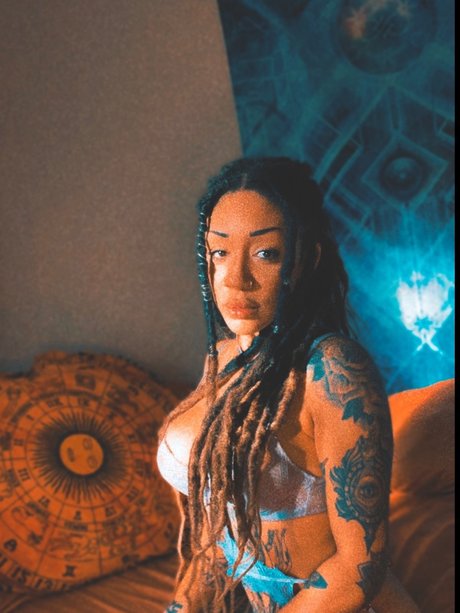 Naakte gelekte OnlyFans-foto van Melissa Mulisha 