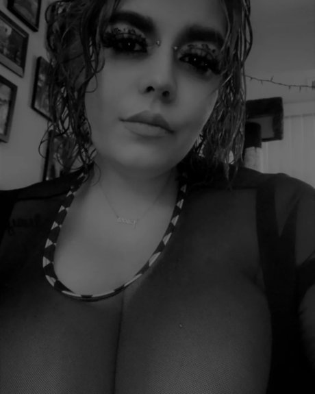 Naakte gelekte OnlyFans-foto van Beebrat