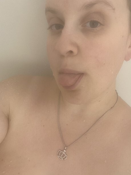 Naakte gelekte OnlyFans-foto van Lyrical