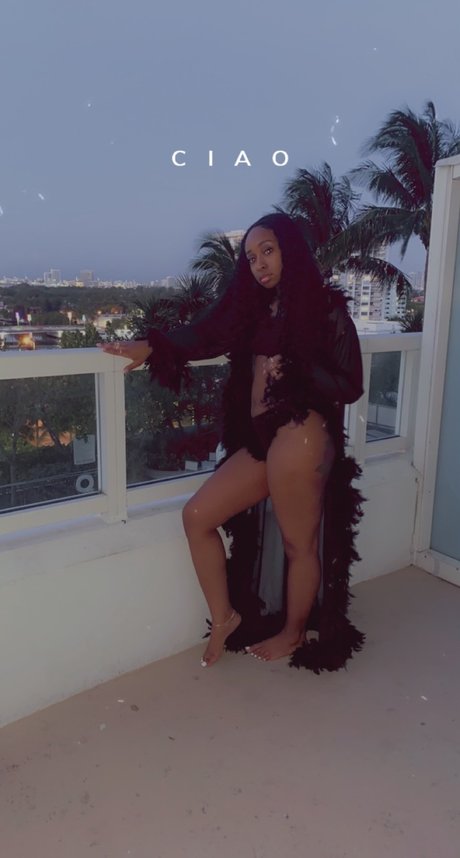 Naakte gelekte OnlyFans-foto van Lacienegab 