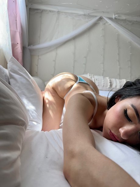 Naakte gelekte OnlyFans-foto van Bee