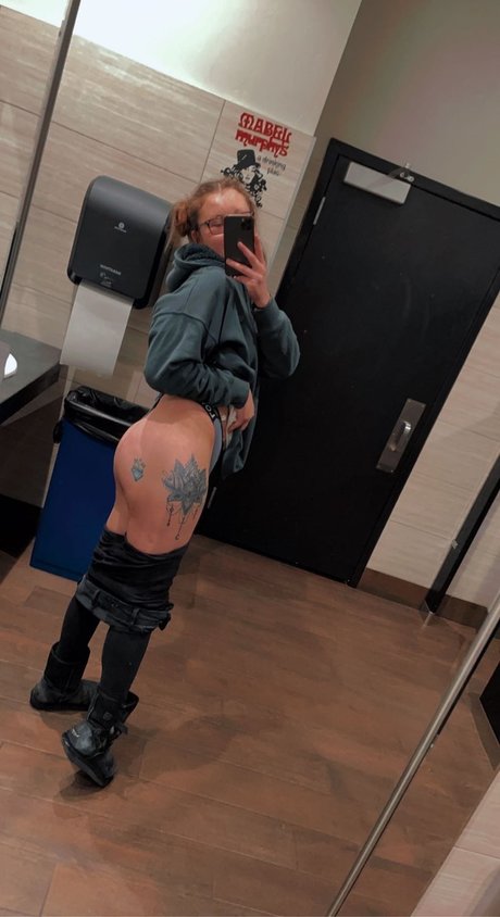Naakte gelekte OnlyFans-foto van Hilta