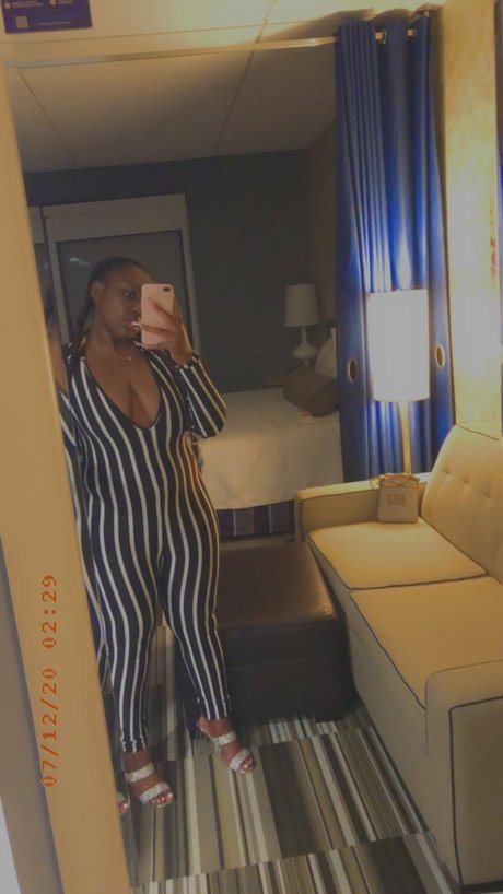 Naakte gelekte OnlyFans-foto van Ebony