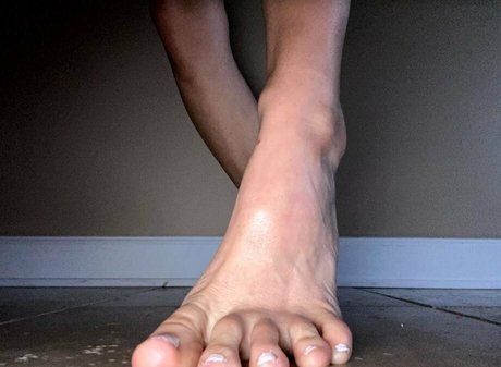 Naakte gelekte OnlyFans-foto van Footivities