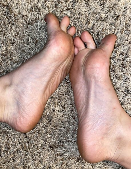 Naakte gelekte OnlyFans-foto van Footivities