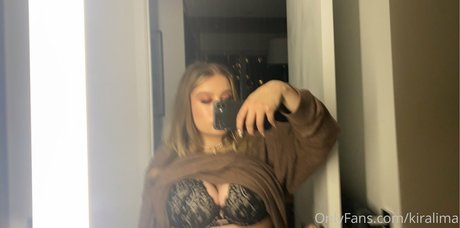 Naakte gelekte OnlyFans-foto van Kiralima