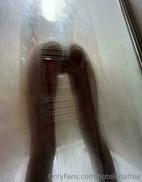 Naakte gelekte OnlyFans-foto van Hotelenafree