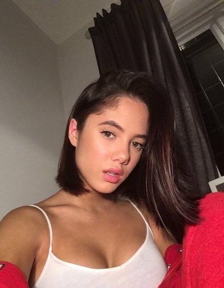 Naakte gelekte OnlyFans-foto van Saoirse Alicia Behzadi