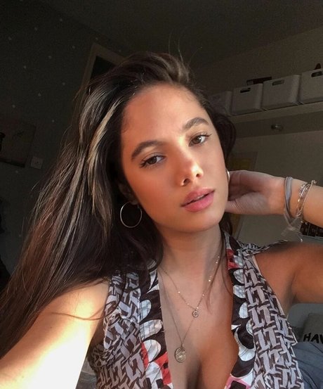 Naakte gelekte OnlyFans-foto van Saoirse Alicia Behzadi