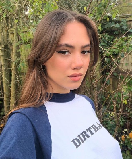 Naakte gelekte OnlyFans-foto van Saoirse Alicia Behzadi