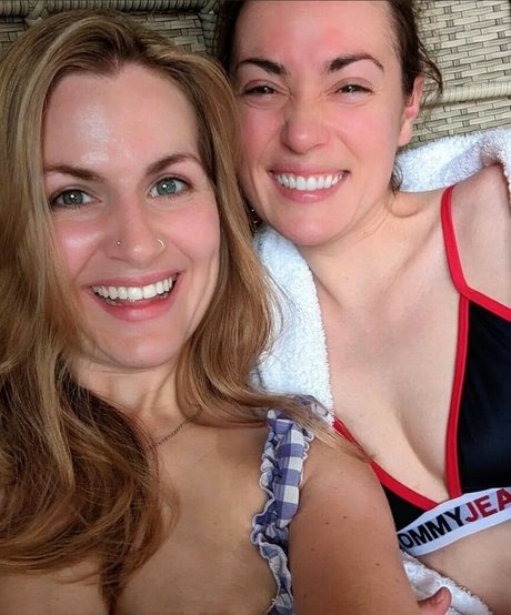 Naakte gelekte OnlyFans-foto van Rose And Rosie