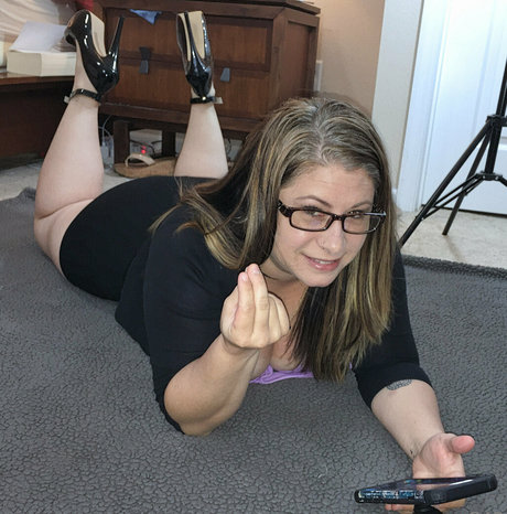 Naakte gelekte OnlyFans-foto van Curvy4urpleasure