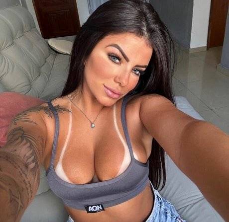 Naakte gelekte OnlyFans-foto van Milena Carvalho