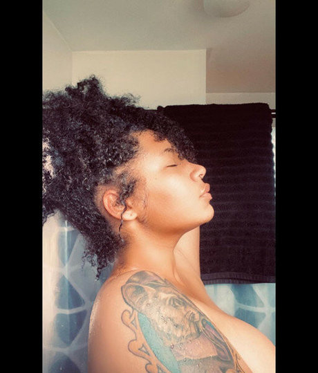 Naakte gelekte OnlyFans-foto van Elusivemulatto