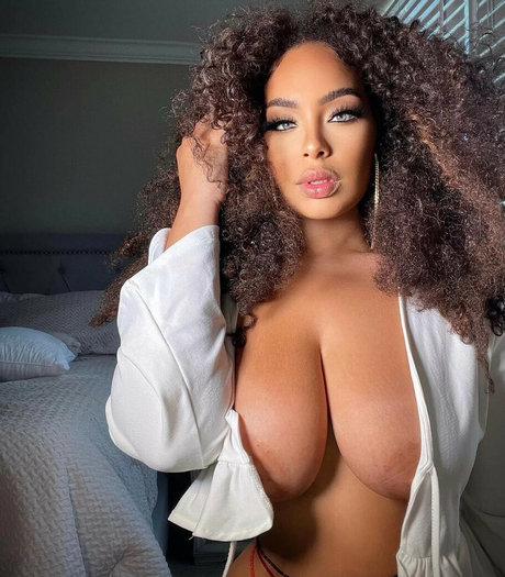 Naakte gelekte OnlyFans-foto van Sirensaysseduce