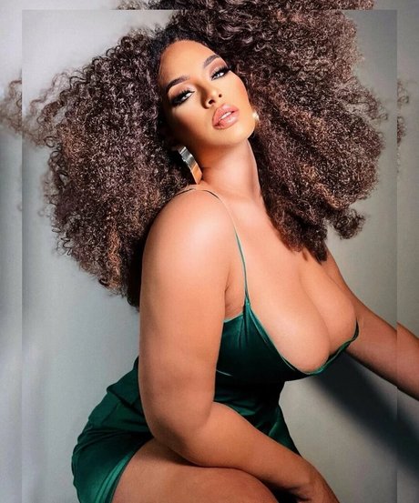 Naakte gelekte OnlyFans-foto van Sirensaysseduce