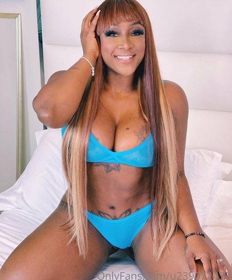 Naakte gelekte OnlyFans-foto van Chanya The Body