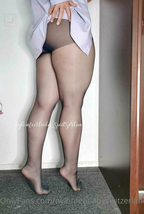 Naakte gelekte OnlyFans-foto van Nylonfeetladyswitzerland