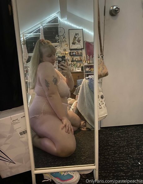 Naakte gelekte OnlyFans-foto van Pastelpeachie