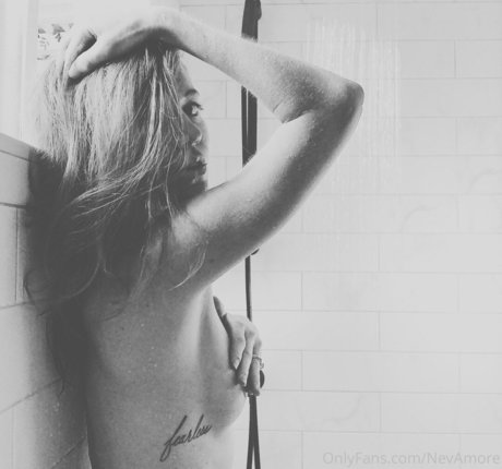 Naakte gelekte OnlyFans-foto van Nevamore