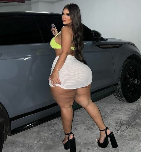 Naakte gelekte OnlyFans-foto van Grace Bon