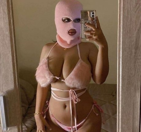 Naakte gelekte OnlyFans-foto van Noonz Supattra