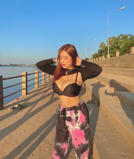 Naakte gelekte OnlyFans-foto van Noonz Supattra