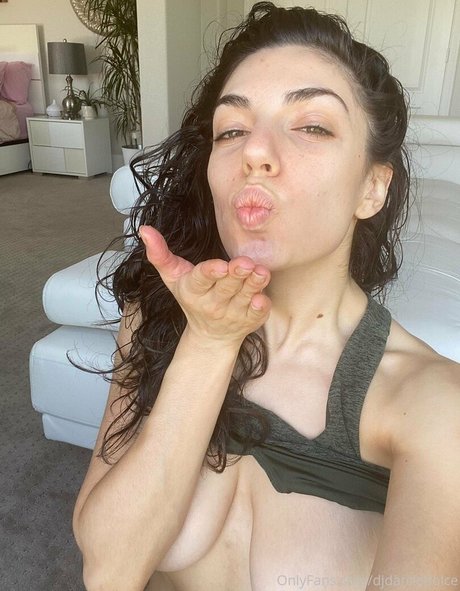 Naakte gelekte OnlyFans-foto van Darciedolcexxx