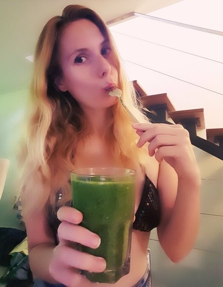 Naakte gelekte OnlyFans-foto van Ellyedelweiss