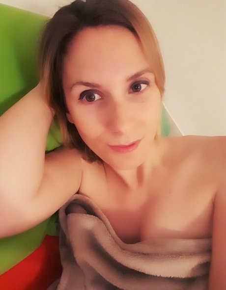 Naakte gelekte OnlyFans-foto van Ellyedelweiss