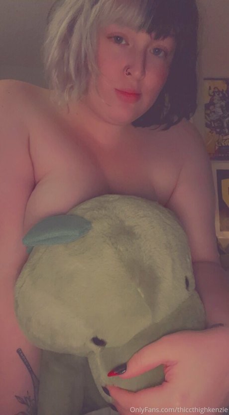 Naakte gelekte OnlyFans-foto van Thiccthighkenzie